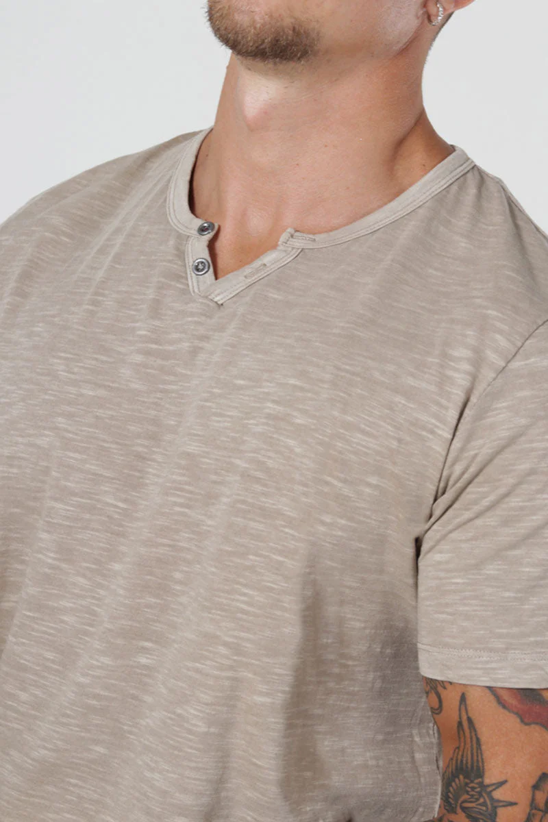 Jack & Jones JJESPLIT NECK TEE SS NOOS Crockery - Image 3